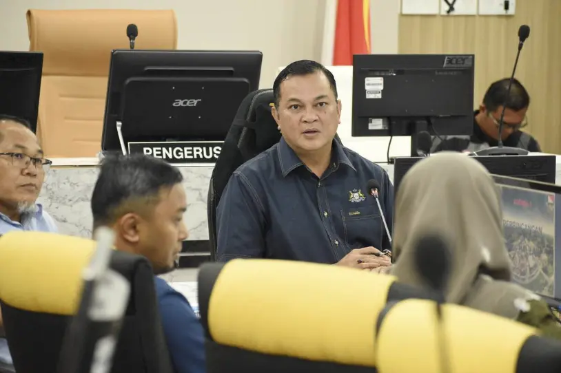 ▲昔加末縣長莫哈末依祖丁（左三）於8月27日表示，目前未接獲任何因地震造成傷亡或財產損失的回報。（圖／翻攝自昔加末縣署臉書）