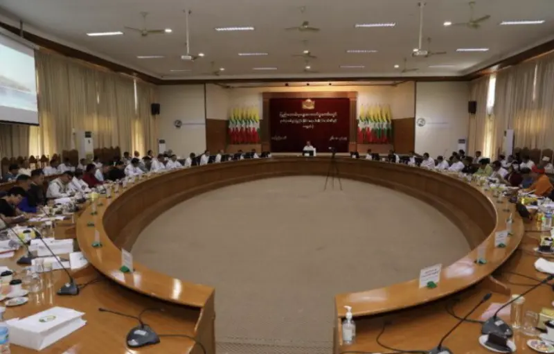 ▲緬甸選舉委員會於8月26日召開會議，與獲准註冊的政黨代表討論年底大選籌備工作。（圖／翻攝自緬甸環球新光報）