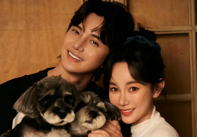 ▲中國女星張檬（右）在機場親餵登上熱搜，她堅持母乳餵養到1歲，曾經為了等兒子喝完奶，憋尿2小時，最後慘得膀胱炎還尿血。（圖／翻攝自微博＠張檬）