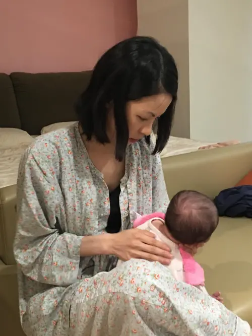 ▲林昀萱醫師分享自身親餵經驗，坦言「問妻能有許多愁？恰似沒餵母奶被折磨。」（圖／調皮女醫皮膚專科林昀萱醫師）