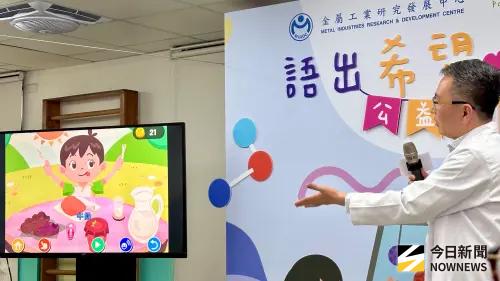 ▲高雄市立聯合醫院主任鄭旭昇實際操作語言互動治療軟體。（圖／記者陳美嘉攝，2025.08.28）