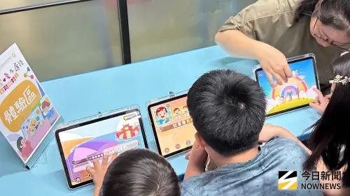 ▲孩童體驗AI語言治療軟體，積極參與任務，展現高度學習動機。（圖／記者陳美嘉攝，2025.08.28）