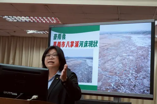 半世紀垃圾重現八掌溪　中央允諾王美惠負全責清理
