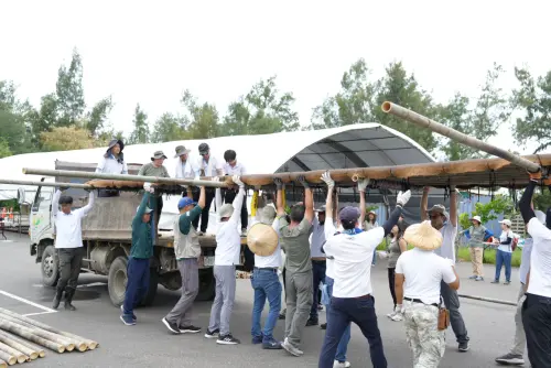 ▲打造生態浮島工程浩大，由竹材、椰纖毯及龜殼網等天然材料組成載體，並在竹縫間塞入泥炭苔建造浮島，創造多層次的生態環境。（圖／星耀能源提供）