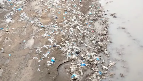 ▲雨炸嘉義導致過去停用掩埋場的垃圾重現八掌溪。（圖／王美惠辦公室提供）