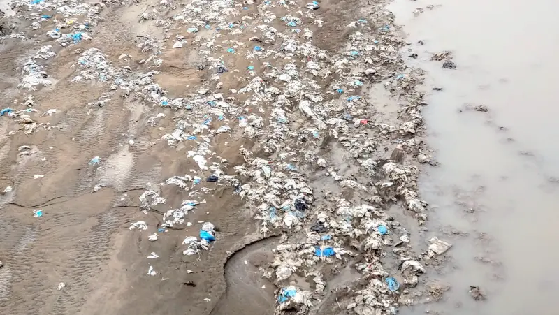 ▲雨炸嘉義導致過去停用掩埋場的垃圾重現八掌溪。(圖/王美惠辦公室提供)