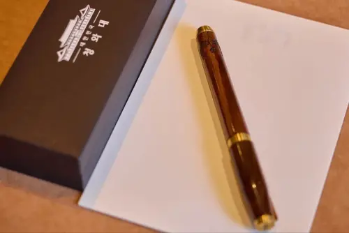 ▲韓國總統李在明送給美國總統川普的鋼筆意外爆紅。（圖／翻攝自X）