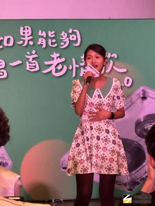 ▲臺中場的素人歌手陳怡均也獻唱〈望月想愛人〉，技驚四座，現場觀眾紛紛隨音樂舞動起來。(圖／記者金武鳳攝，2025.8.28)