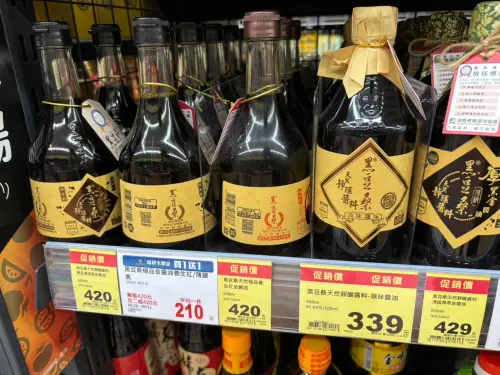 ▲實際到全聯門市查看，貨架上已經貼出黑豆桑醬油買一送一特價標籤。（圖／記者徐銘穗攝）