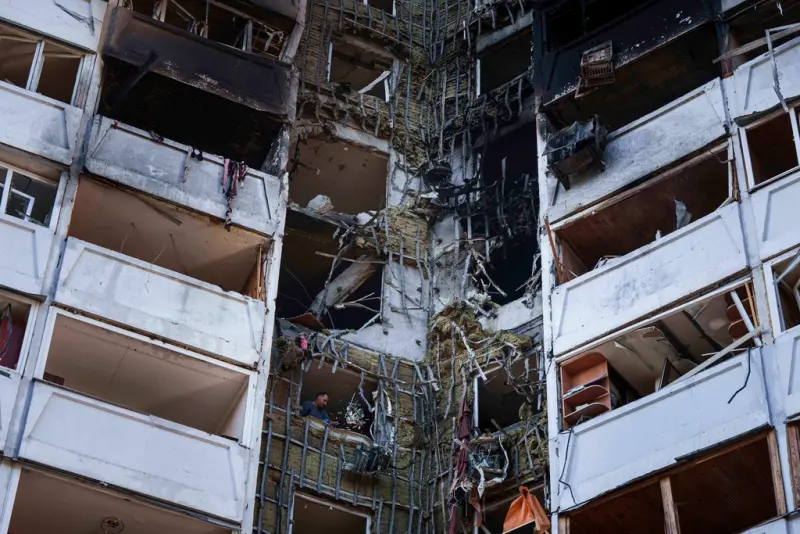    ▲俄羅斯對基輔發動大規模徹夜空襲，烏克蘭當局稱俄羅斯部署了598架無人機和31枚飛彈，已知造成至少15人死亡，另有38人受傷。（圖／美聯社／達志影像）  