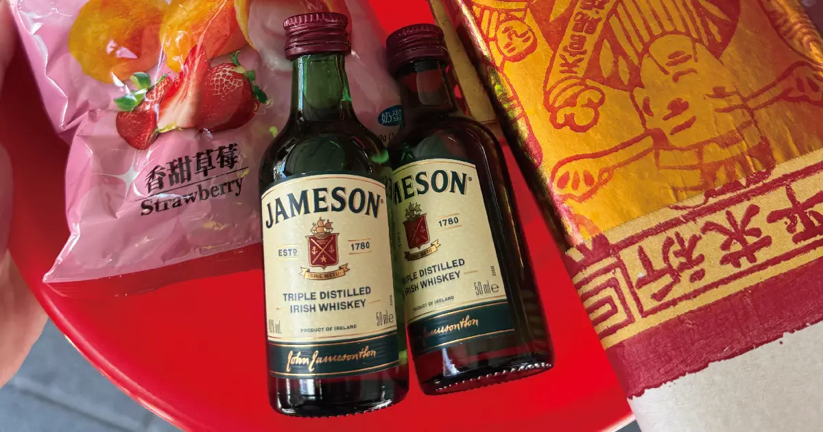 ▲ 網友分享拜月老供品Jameson諧音梗「就沒剩」 於 Dcard 掀起熱議。（圖／翻攝自Dcard）