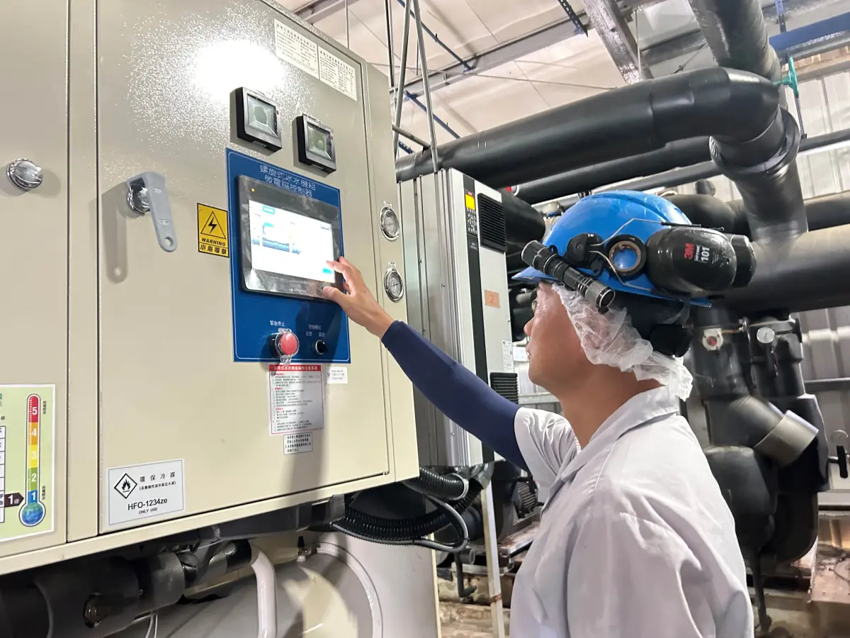 ▲聯合利華新竹工廠導入環保冷媒R1234ze變頻螺旋式冰水機，可有效監控溫度及冰水機的冷卻效能。（圖╱聯合利華提供）