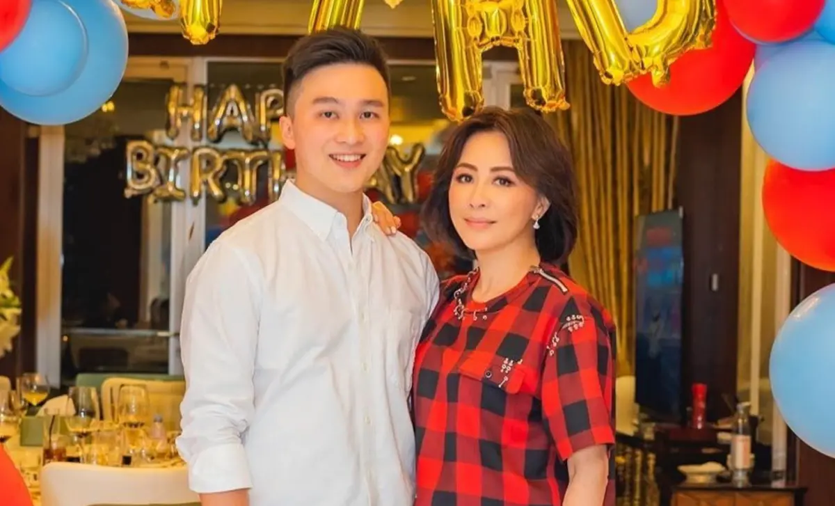 ▲劉嘉玲（右）與侄子劉兆恩（左）情同母子，劉兆恩更被視為劉嘉玲31億台幣家產的繼承人。日前劉兆恩也跟著劉嘉玲出席上山詩鈉的慶生派對。（圖/劉嘉玲IG@carinalau1208）