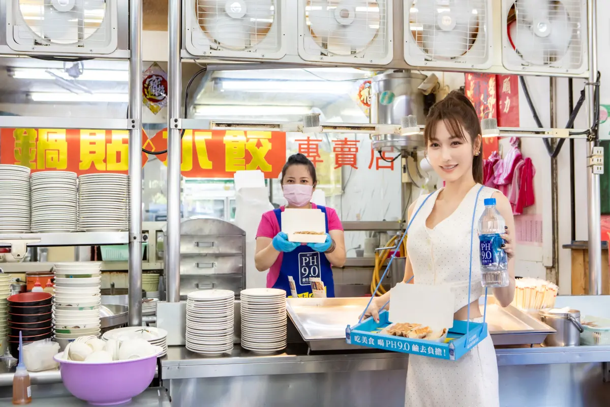 ▲人氣女星曾莞婷驚喜現身寧夏夜市，親自示範在這個炎炎夏日，靠PH9.0在夜市邊走邊吃又能保有女神形象。（圖／品牌提供）