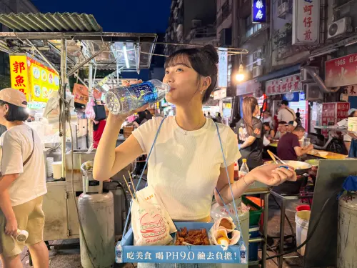 ▲統一PH9.0希望透過「鹼性水 × 逛夜市神器」的組合，推廣輕鬆自然的補水習慣。（圖／品牌提供）