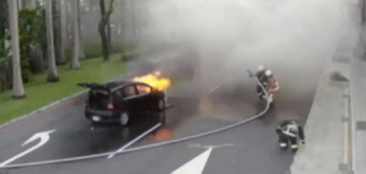▲新北市華江橋下橋處發生火燒車事故，從小客車竄出火舌 ，相當危險。（圖／民眾提供）