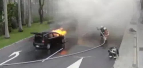新北板橋華江橋火燒車！引擎瞬間冒火　4人逃生畫面曝光
