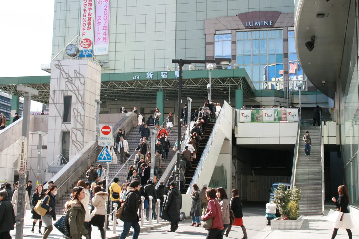 ▲日本繁忙的新宿車站，近年常出現「撞人大叔」，專挑烙單、瘦弱女子刻意撞對方。（示意圖／tokyo-date）