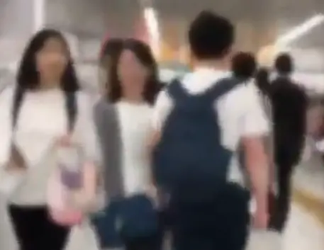 ▲日本「撞人大叔」專挑女性下手，在雙方交會時伸出肩膀碰撞。（圖／X@rfvt9376）