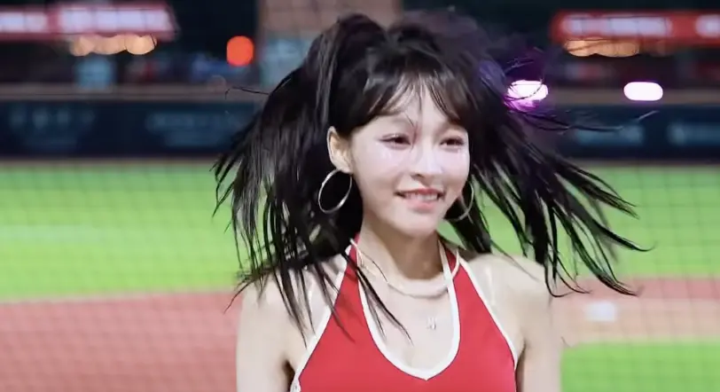 ▲啦啦隊女神林襄（如圖）近期罕見在IG上曬出熱舞片，不過肋骨根根分明的腰部仍讓粉絲憂心其身體狀況，對此林襄則坦言自己遲遲不敢發片是因為對自己的舞蹈實力感到挫折。（圖／林襄 IG 95_mizuki）