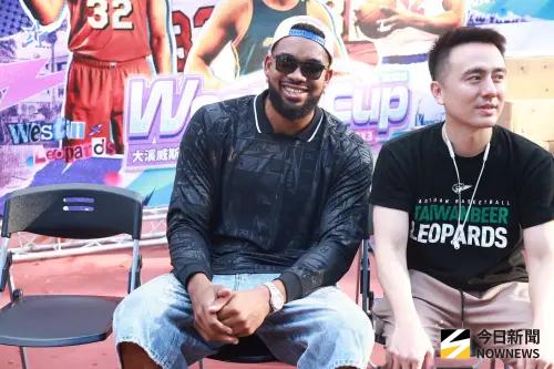 ▲賽後台啤永豐雲豹執行長張建偉提到唐斯是非常親民的球星，「即便今天天氣很熱，他也希望可以盡量參與，給小球員打打氣，他甚至主動跟我們說可以的話希望可以待長一點的時間。」（圖／記者葉政勳攝，2025.08.28）