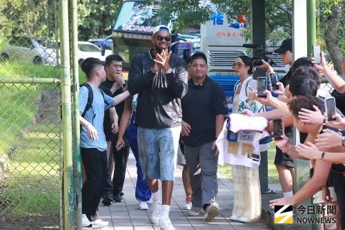 ▲在唐斯到場前就有許多參與三對三賽事的球迷在門口處等待，有人拿著唐斯的尼克球衣，也有人高舉球鞋、球員卡等，期待能與偶像近距離互動，甚至拿到珍貴的親筆簽名。（圖／記者葉政勳攝，2025.08.28）