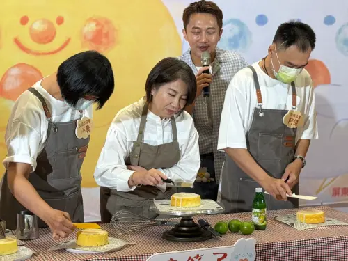 ▲周春米與身障職人合作製作檸檬糖霜蛋糕。（圖／屏東縣府提供）