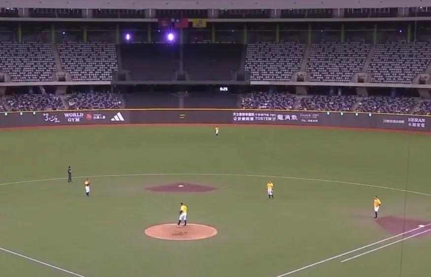 ▲中信兄弟與樂天桃猿之戰因「光害」一度暫停3分鐘，味全龍後續做出道歉。（圖／截圖自CPBL TV）