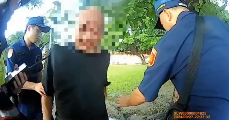 淡水捷運站旁爆發糾紛！男子持保溫瓶猛敲員警頭部　遭逮身分曝光