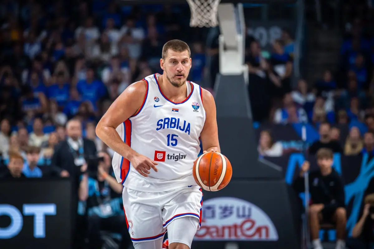 ▲丹佛金塊中鋒約基奇（Nikola Jokic）再度展現驚人球商，他在歐錦賽對上愛沙尼亞的比賽中，一次展現曼妙腳步、以及神級視野的妙傳引發球迷熱議。（圖／取自FIBA歐錦賽官網，fiba.basketball）