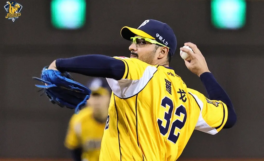 ▲中信兄弟洋投羅戈相隔1個月再奪勝投，談到隊友岳東華的守備支援，他表示，「我會向他脫帽致意。」（圖／中信兄弟提供）