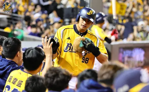 ▲中信兄弟內野手岳東華前役演出精彩美技，幫助先發投手羅戈化解危機。（圖／中信兄弟提供）