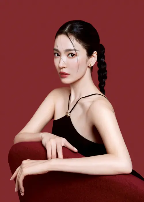 ▲法國嬌蘭彩妝及護膚系列亞太區品牌大使宋慧喬，示範ROUGE G紅寶之吻高訂緞光唇膏06色號。（圖／法國嬌蘭提供）