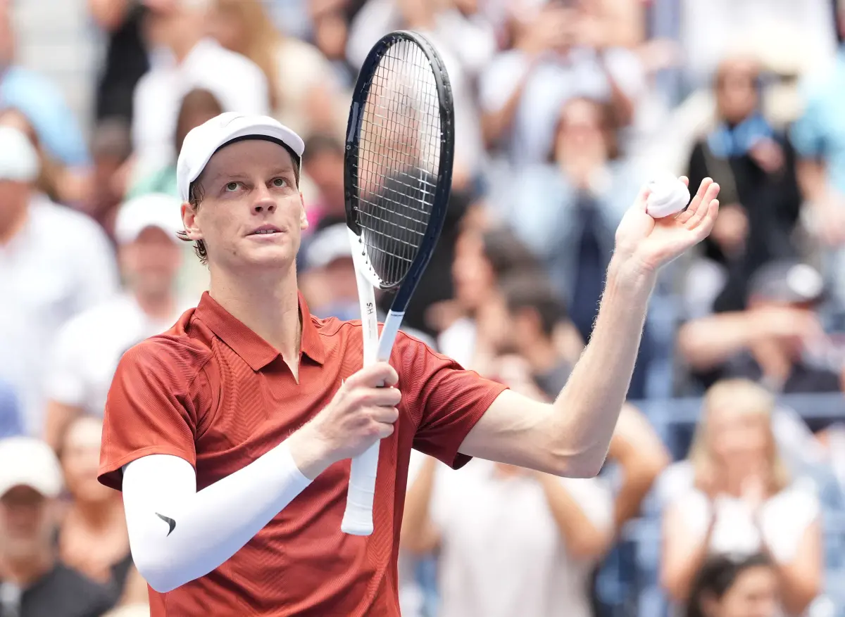 ▲2025年美國網球公開賽（US OPEN）世界球王辛納（Jannik Sinner），在今（2）日16強的賽事中，打出驚人氣勢，面對哈薩克好手巴伯里克（Alexander Bublik）僅花費81分鐘就以6：1、6：1、6：1輕鬆獲勝，挺進8強，並創造大滿貫24連勝的紀錄。（圖／路透／達志影像）