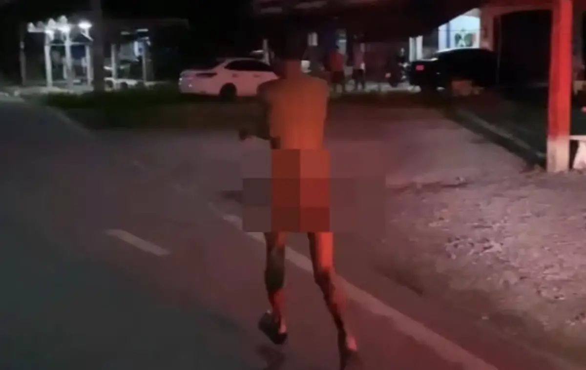 ▲一名男子深夜突然脫光衣服在街上裸奔，稱「想遇見真愛」，嚇壞不少鄰居。（圖／Facebook／เมืองลุงโพสต์）