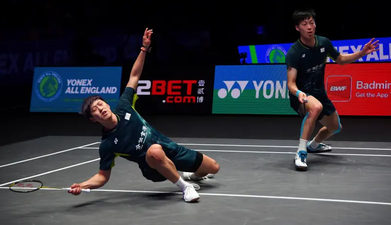 ▲2025年世界羽球錦標賽，16強台灣組合李哲輝／楊博軒對決世界排名第3的馬來西亞強敵吳世飛／伊祖丁，最終以22：20、15：21、23：21獲勝，也是繼2021年李洋／王齊麟後首組挺進世錦賽8強。（圖／美聯社／達志影像）