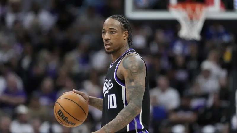 ▲根據《Clutch Points》記者西格爾（Brett Siegel）報導指出，德羅展（DeMar DeRozan）很有可能在今年交易截止日前成為國王的交易籌碼，德羅展上賽季各項數據成下滑趨勢，因此讓國王產生交易念頭。（圖／美聯社／達志影像）