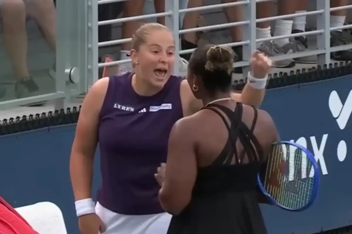 ▲女單第二輪賽後，美國選手湯森（Taylor Townsend）與拉脫維亞名將奧斯塔朋科（Jelena Ostapenko）在場邊爆發激烈口角，事件持續延燒，引發外界對網球「潛規則」與種族敏感議題的關注。（圖／翻攝自Twitter）
