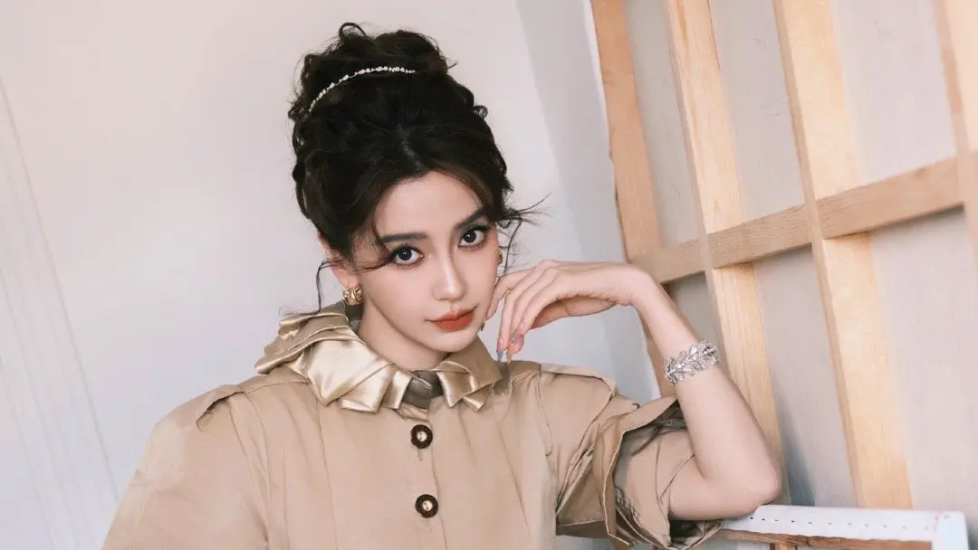 ▲Angelababy在歷經「瘋馬秀風波」後解禁，近日首次公開與粉絲見面，她在現場強忍淚水比心互動，並在活動後暖心送上近百杯奶茶「逆應援」回饋守候支持，象徵她復出演藝圈的重要一步。（圖／翻攝自微博）