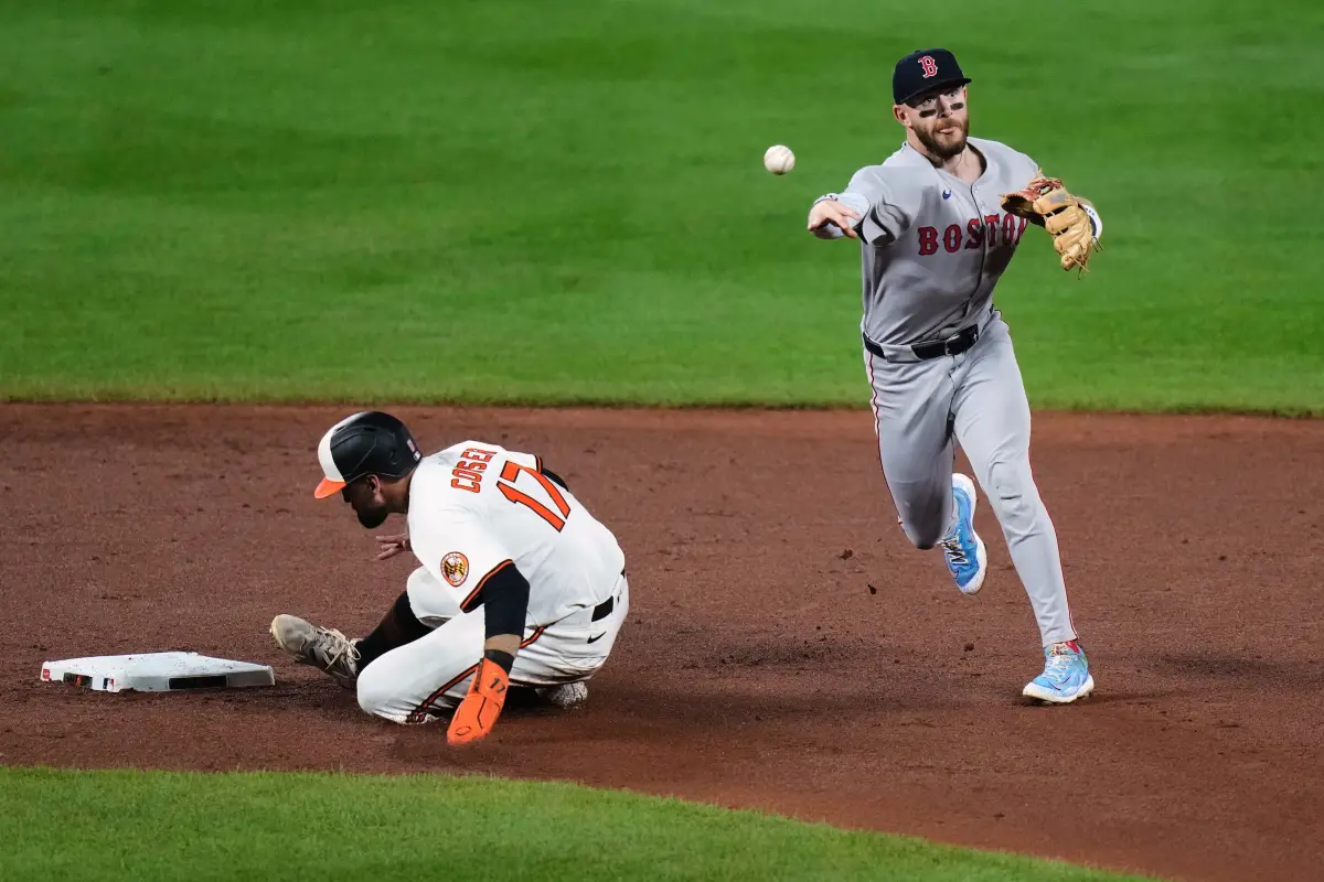 ▲美國職棒大聯盟（Major League Baseball）波士頓紅襪今（29）日於作客巴爾的摩迎戰金鶯，本場比賽紅襪的「故事哥」史托瑞（Trevor Story）攻守俱佳，開賽就擊出本季第22轟先馳得點，並在9局下上演關鍵守備，幫助紅襪以3：2擊敗金鶯。（圖／美聯社／達志影像）