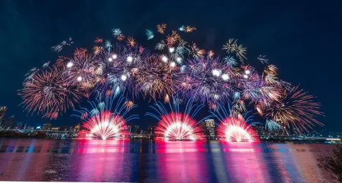 ▲台北市觀傳局表示，大稻埕夏日節壓軸場480秒「愛情來得正是時候」主題煙火，將施放大型千輪煙火「埕彩千輪」、藍色流星雨等全新特效。（圖／翻攝大稻埕夏日節官網）