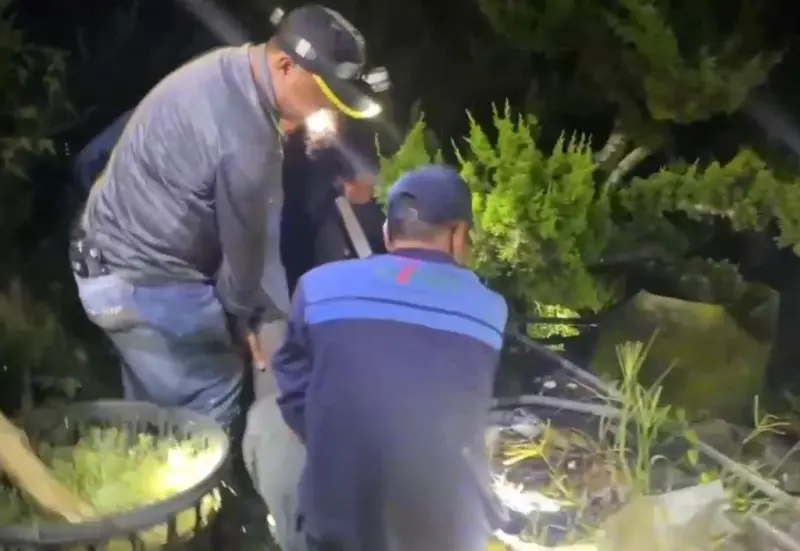 ▲屏東翁採野菜失聯，警消耗費八小時在排水溝內尋獲老翁。（圖／翻攝畫面）