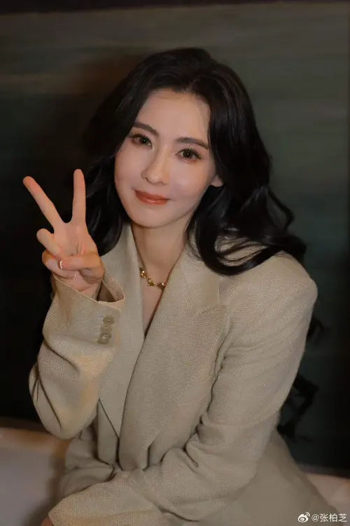 ▲張柏芝（如圖）過往曾和在影視大亨向華強與其妻陳嵐情同家人，後來卻傳出愛耍大牌、工作態度太差，被他們下達「永不錄用」的封殺令。（圖／翻攝自張柏芝微博）