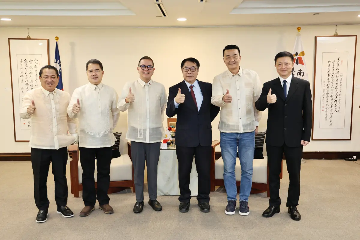 ▲菲律賓阿克蘭省長米拉弗洛斯訪問團拜會台南市政府，市長黃偉哲皆同菲律賓僑務促進委員余建榮、黃耀國參議歡迎訪團。（圖／南市府提供）