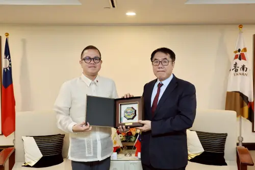 ▲黃偉哲市長致贈菲律賓阿克蘭省長米拉弗洛斯劍獅。（圖／南市府提供）