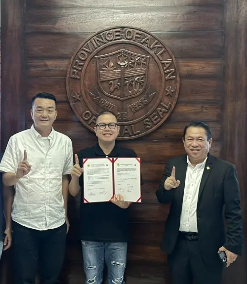 ▲阿克蘭省長(中)展示異地簽署約本。（圖／南市府提供）