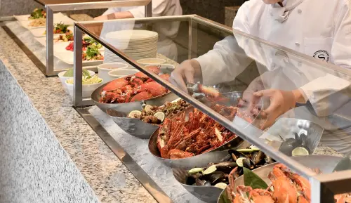 證件拿出來！此行業吃飯店自助餐「買一送一」　蝦蟹、牛排吃到飽
