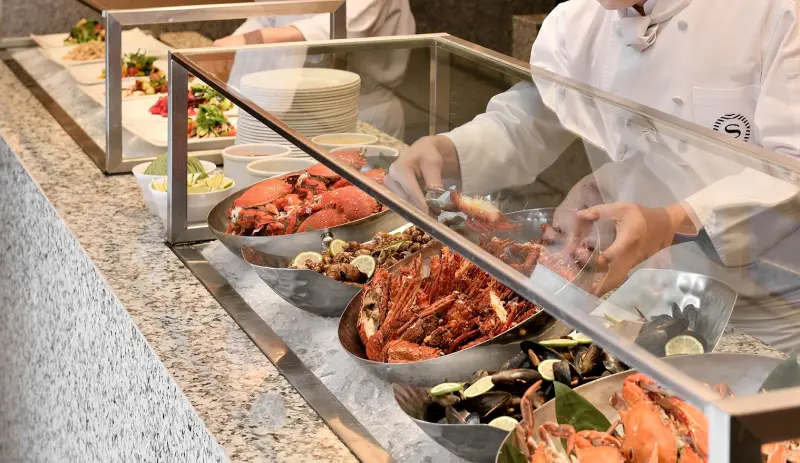 ▲新竹喜來登自9月1日起至9月30日，於吃到倒餐廳「盛宴自助餐廳」推出教師節餐飲優惠，兩人同行一人免費。（圖／新竹喜來登提供）