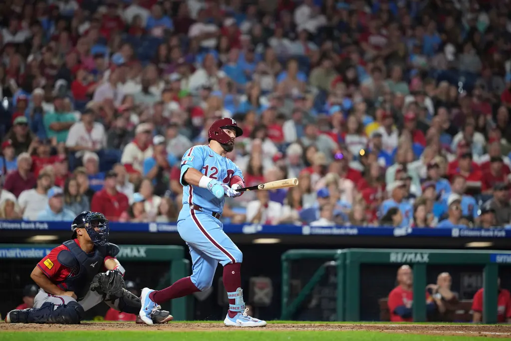 ▲MLB費城費城人重砲舒瓦伯（Kyle Schwarber）在今（29）日對陣亞特蘭大勇士的比賽中，敲出單場4響砲，成為MLB史上第21位單場4響砲的選手，此外本場比賽舒瓦伯灌進9分打點，也寫下費城人隊史單場最多打點紀錄。（圖／美聯社／達志影像）