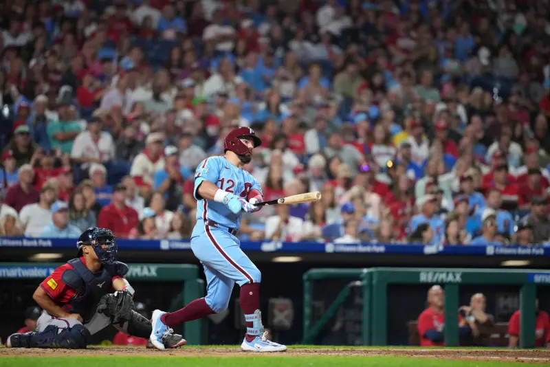 ▲MLB費城費城人重砲舒瓦伯（Kyle Schwarber）在今（29）日對陣亞特蘭大勇士的比賽中，敲出單場4響砲，成為MLB史上第21位單場4響砲的選手，此外本場比賽舒瓦伯灌進9分打點，也寫下費城人隊史單場最多打點紀錄。（圖／美聯社／達志影像）